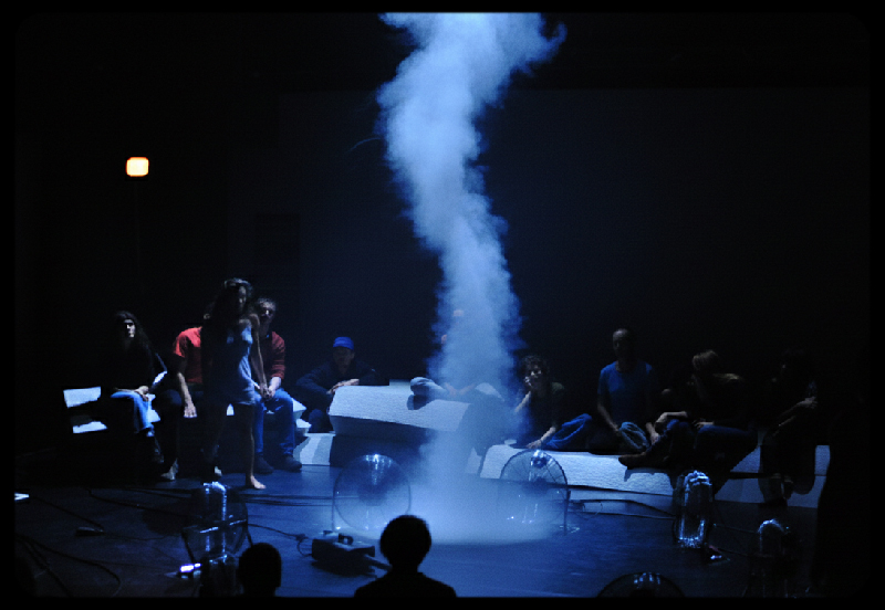 À moitié nus dans la tempête — création lumière immersive, tornade, brume et performance chorégraphique par Sébastien Sidaner.