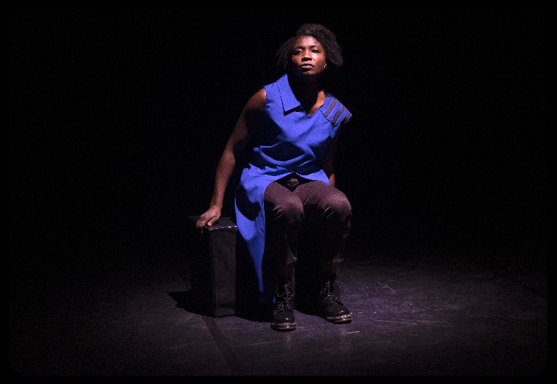 J’ai plusieurs terres — création lumière sensible et vidéo immersive pour théâtre contemporain par Sébastien Sidaner.