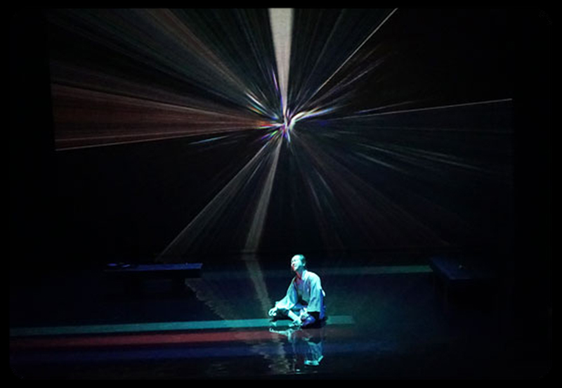 Spectacle Alice in the box —théâtre numérique - création lumière et scénographe numérique : Sébastien Sidaner.
